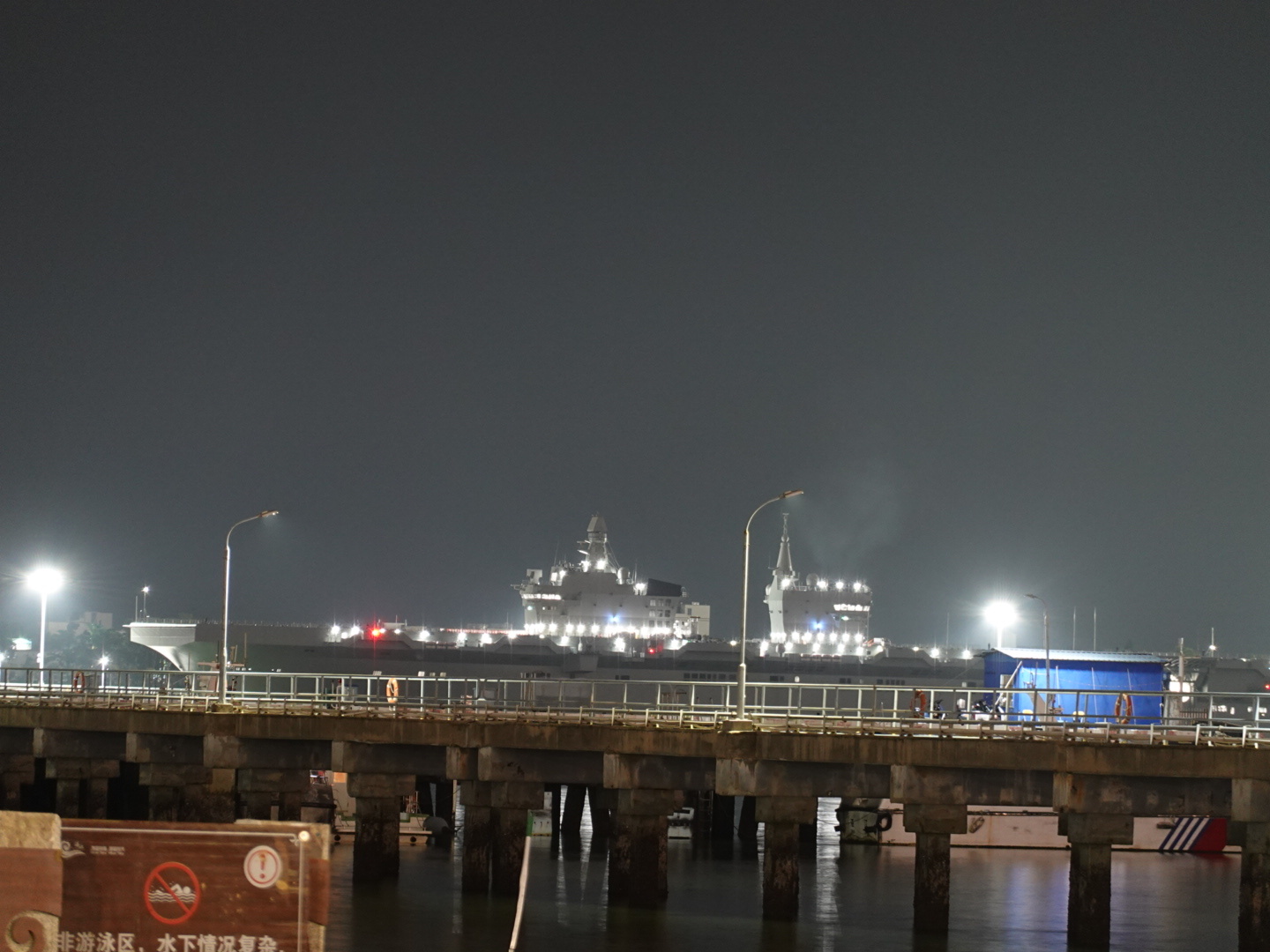 以防你没见过夜景中的076目前统幕和岛防部对于这么一条船过海峡一事都在装死。 