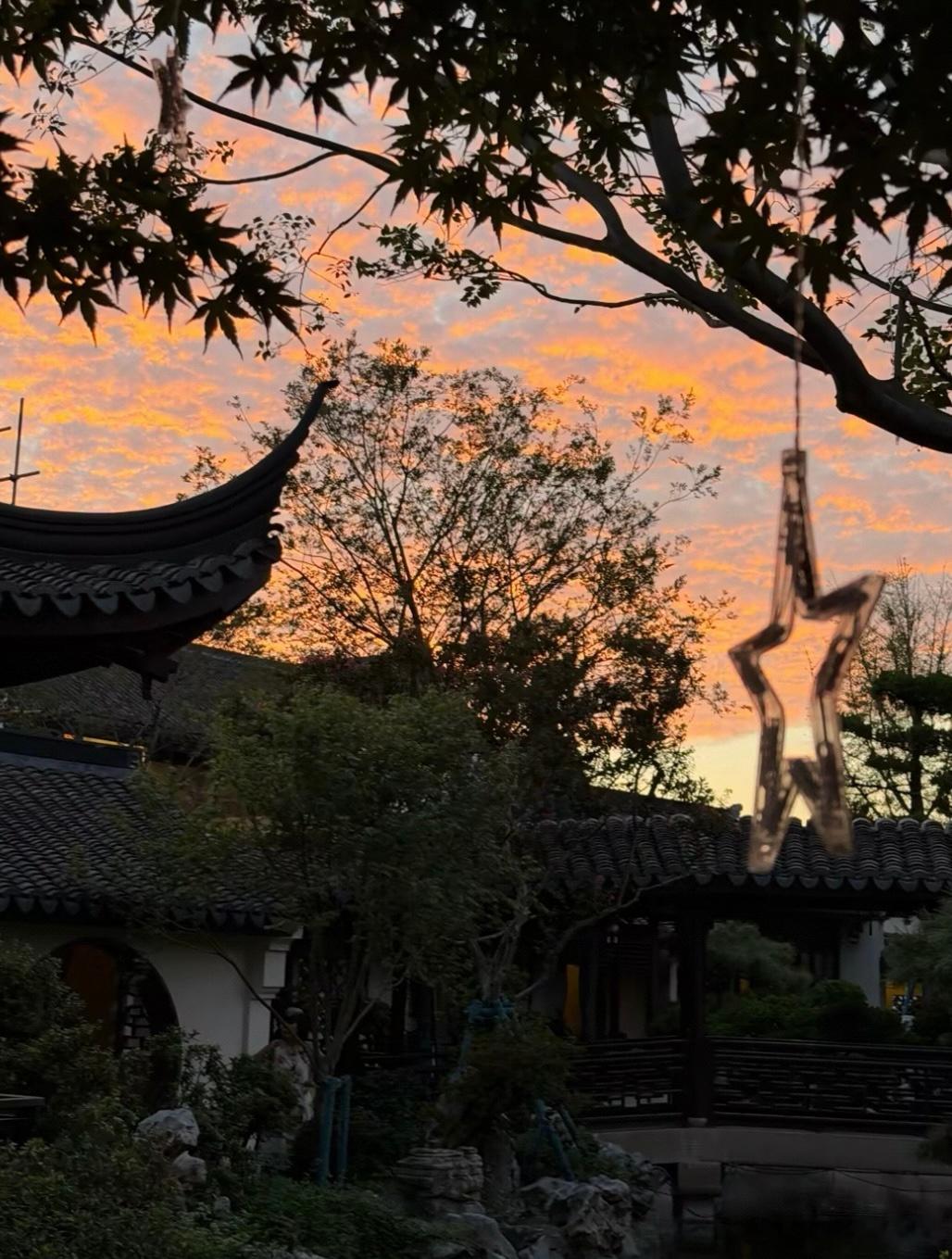 【10月戊戌月：涨完收劲，高位稳住】再往后戊戌月，涨势就慢慢收劲了，戌属士，士能