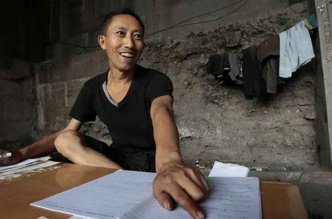 一个男子住进了桥洞里数十年，每天专心研究彩票。并且称掌握了中彩票的秘密。

（信