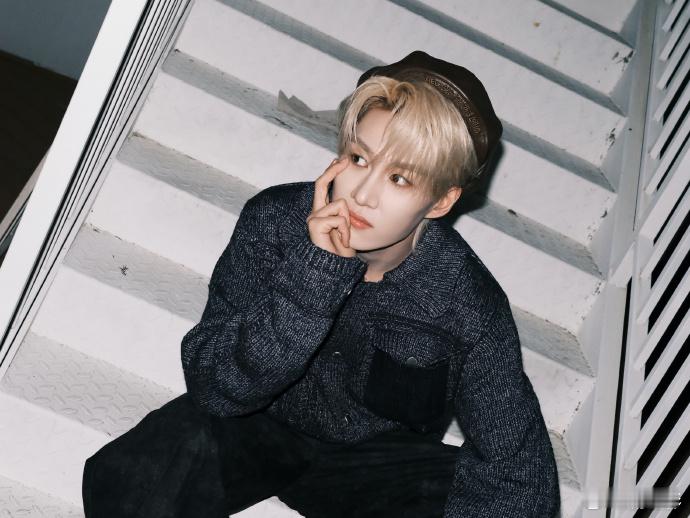 卓沅金发甜妹 卓沅金发甜妹真的太萌了，没有人能拒绝这个卓沅捧脸侧颜吧！颜值也太高