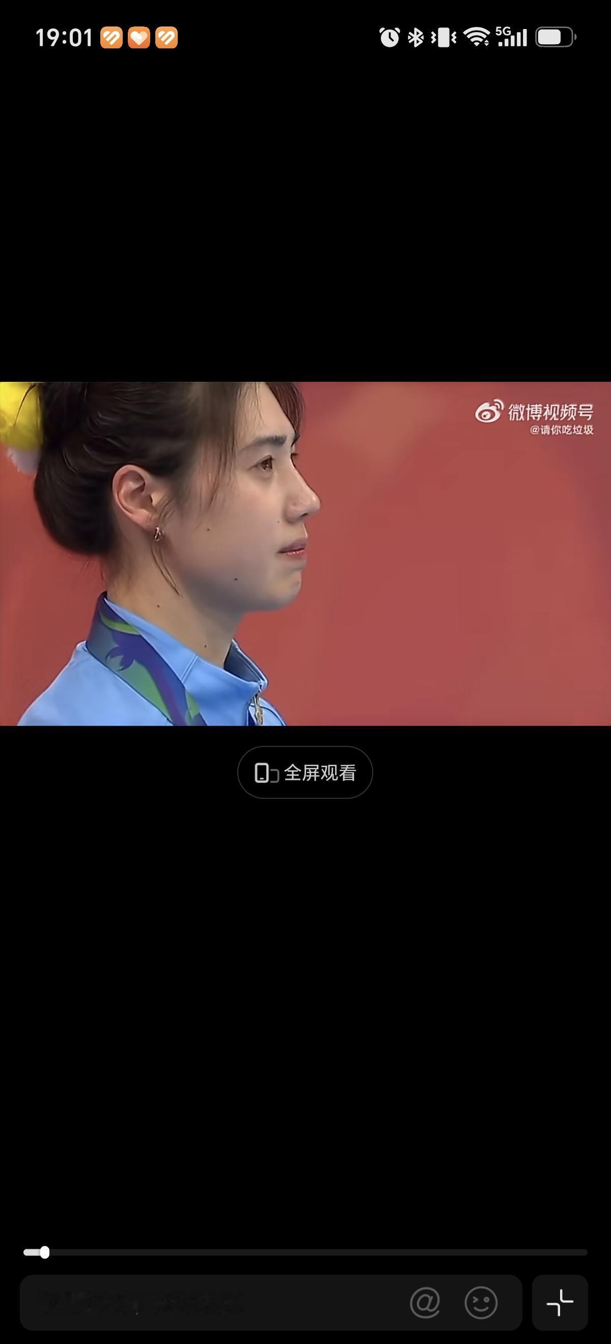 9月25日张雨霏哭了，50米蝶泳金牌，28岁的老将不容易，才会在颁奖典礼的时候留