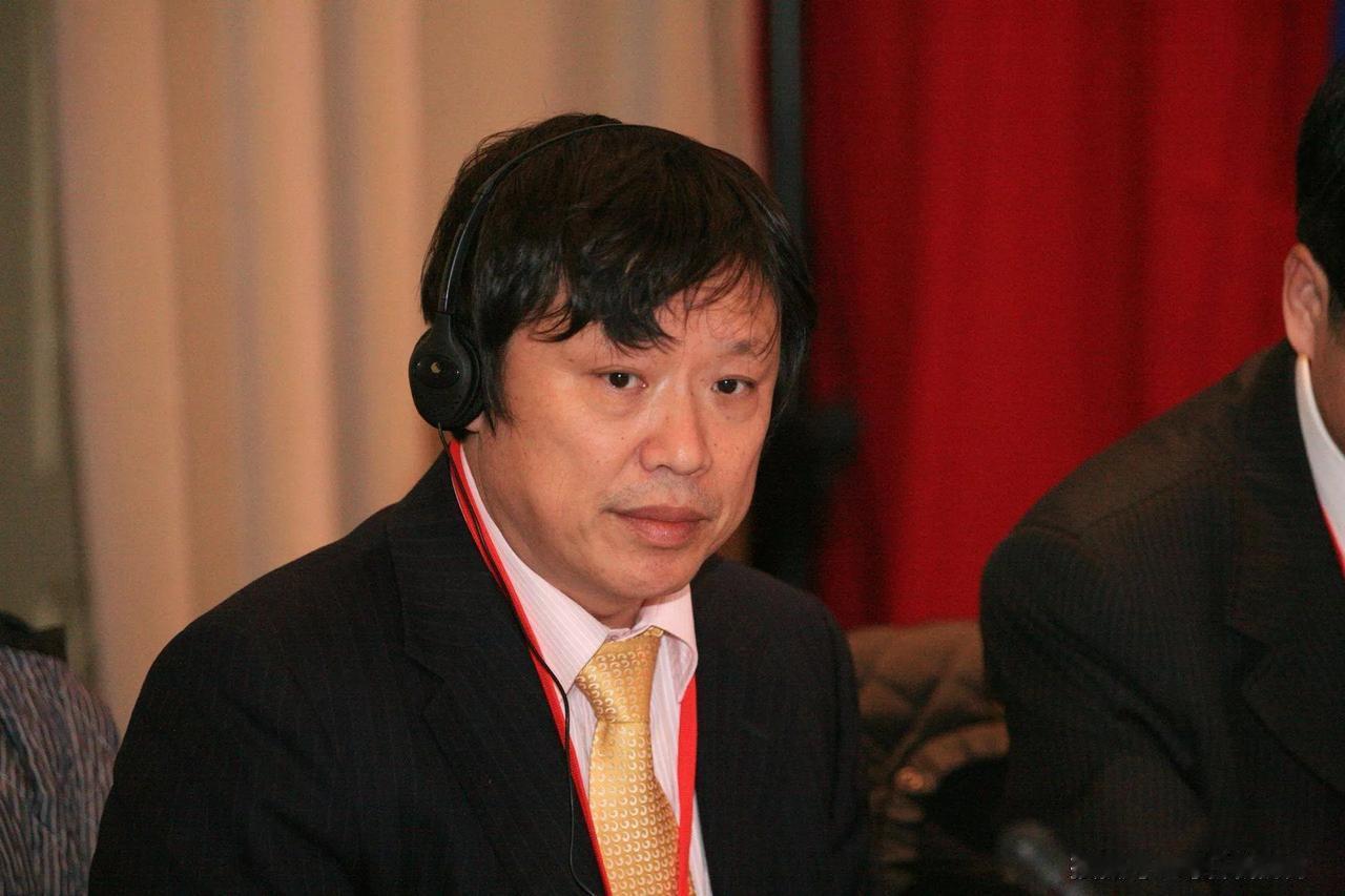 他在底线和边界上玩的游刃有余，驾轻就热，一般不会出圈。他有时也会表演一些“飞中飞