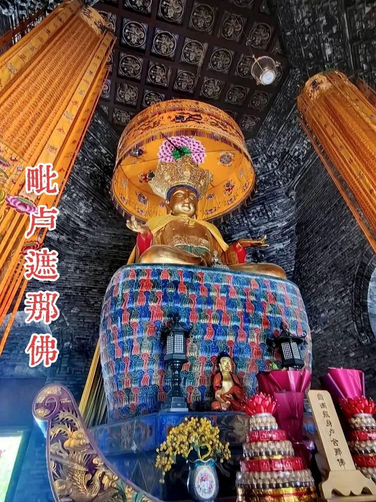 来五台山台怀镇，大多直奔铜殿、大白塔，很少有人细细逛显通寺的无量殿。
这座明代古