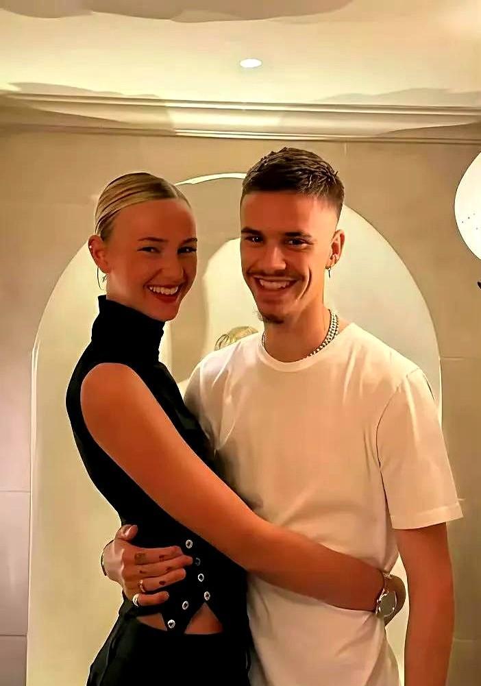 罗密欧和金分了，不是因为吵架，是距离太远。
他在美国踢球，她在英国走秀，视频通话