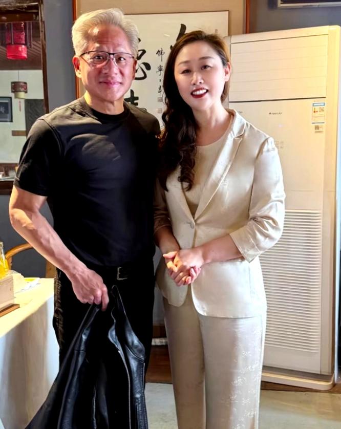 不得不佩服北京这位饭店女老板，脑子转得真快。获悉黄仁勋就在店门口，她快步下楼拨开