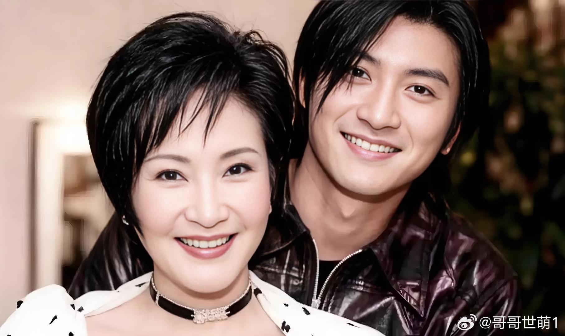 谢霆锋真的好像妈妈狄波拉谢霆锋长的像妈妈，而妹妹谢婷婷长的像爸爸！一家人中了基因