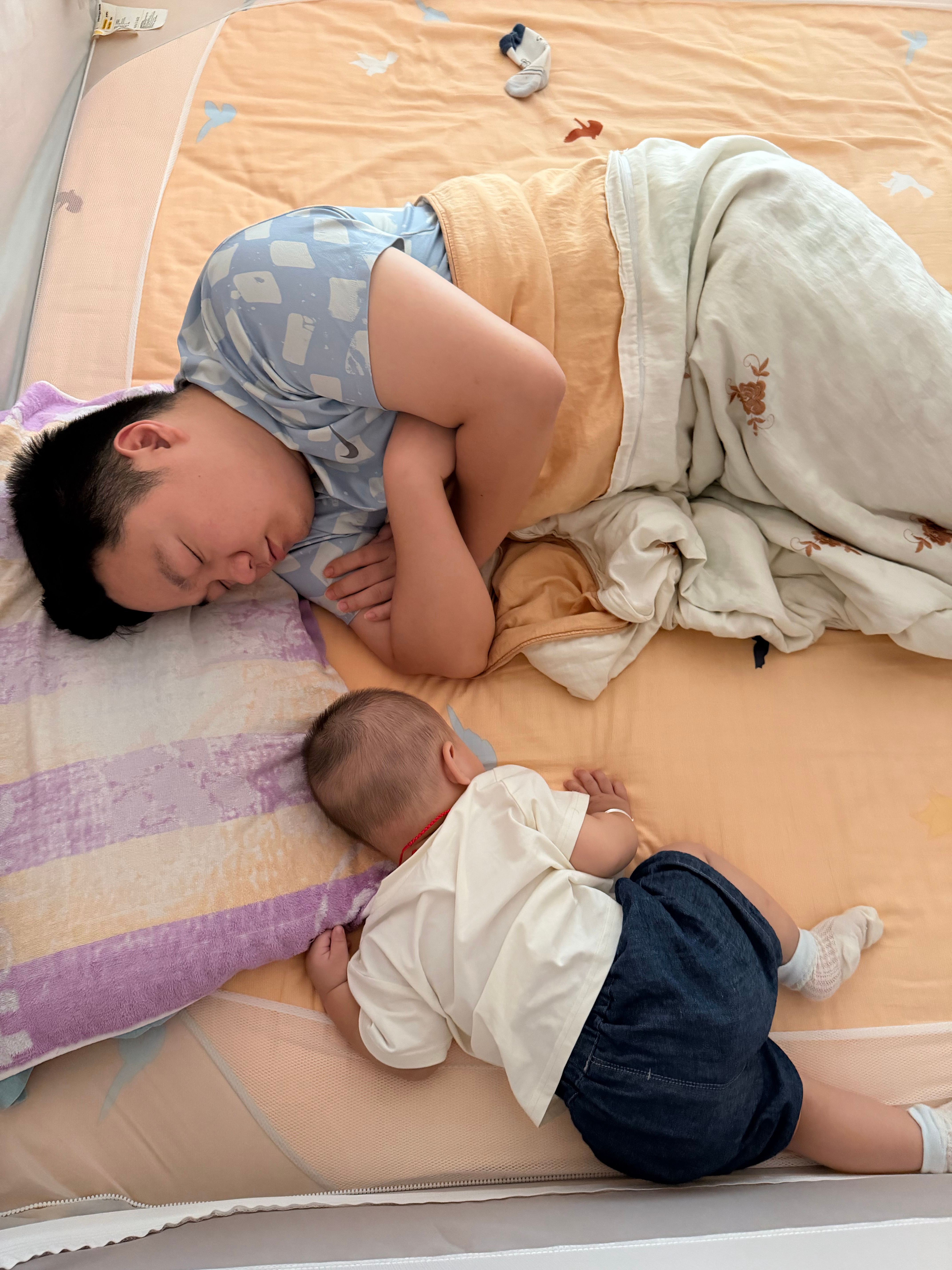 怎么感觉朗穿上这双鞋更像个妹子了哈哈哈~赶在周岁前穿上了妈妈买的第一双学步鞋