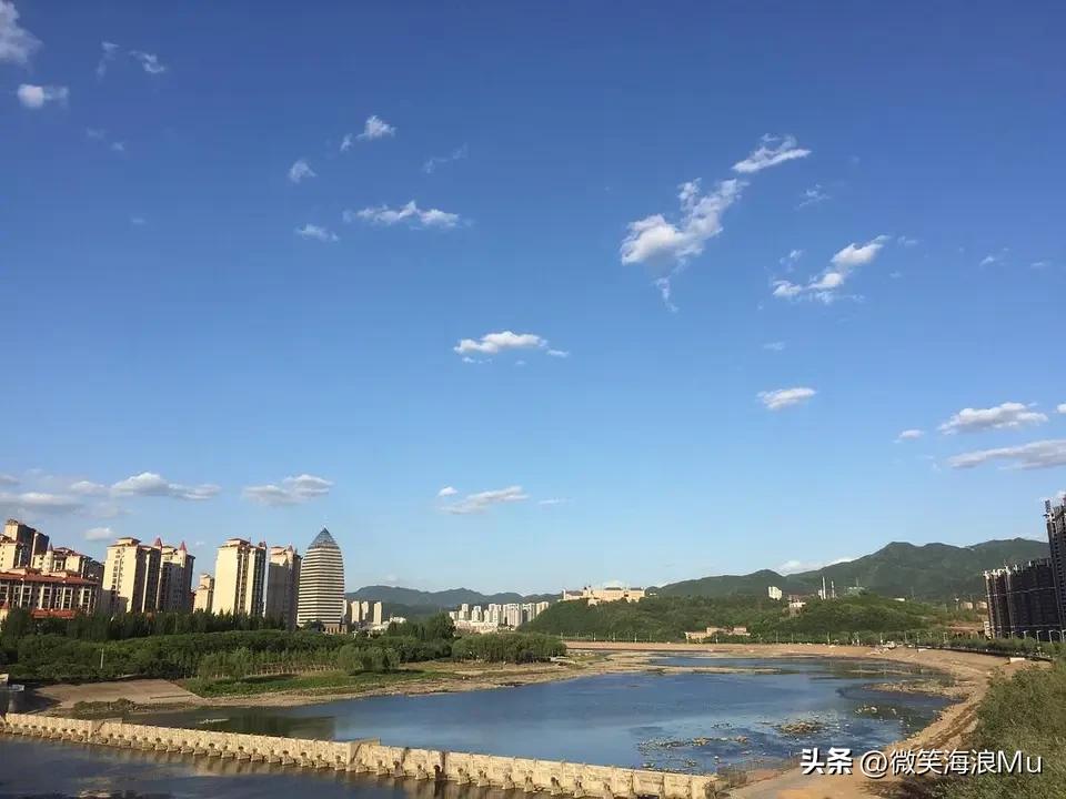 蓝天白云，这就是保护环境的重要，这是我的家乡。在这样的时空里生活就感到心情舒畅，