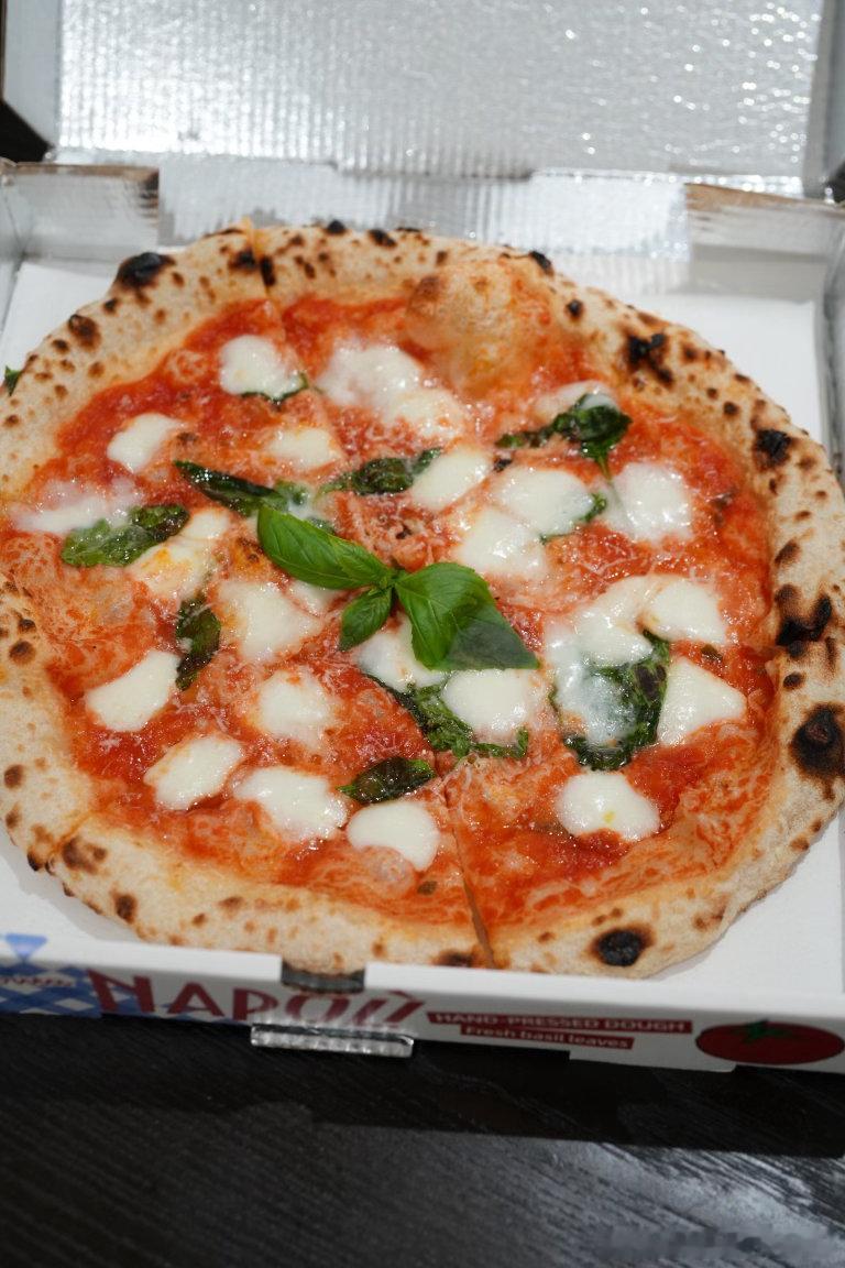 发现一家仅外带无堂食的现烤pizza，买了两张回来，娃也想吃[doge] ​​​