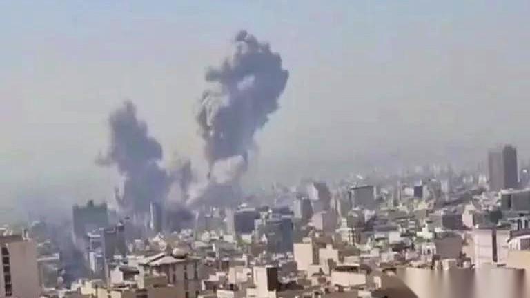 德黑兰上空，三声巨响震裂夜幕！火光冲天，浓烟滚滚，整个城市都在颤抖。
以色列那边