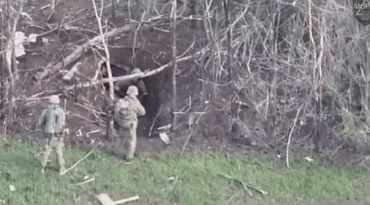 1名俄军士兵因诈降被“去军事化”。在扎波罗热前线，该俄军士兵被2名乌军士兵包围，