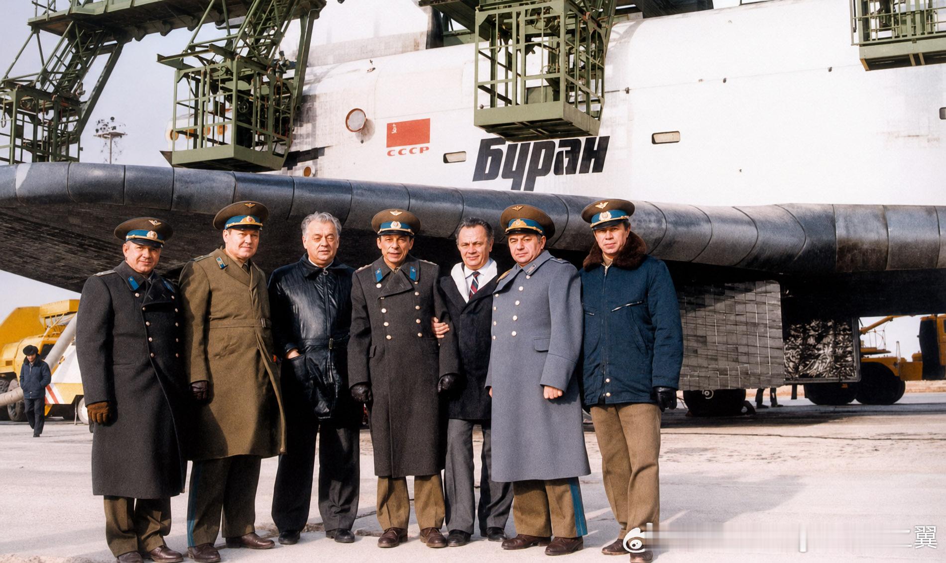 1988年11月15日拜科努尔航天发射场，才华横溢的工程师鲍里斯·古巴诺夫（左三