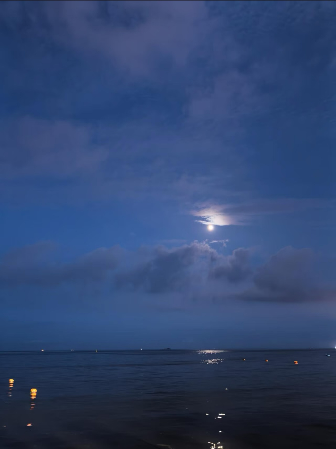 拥有今天，就好好感受今天，人生没有那么多来日方长。夜色缓缓漫过窗沿，白日的喧嚣归
