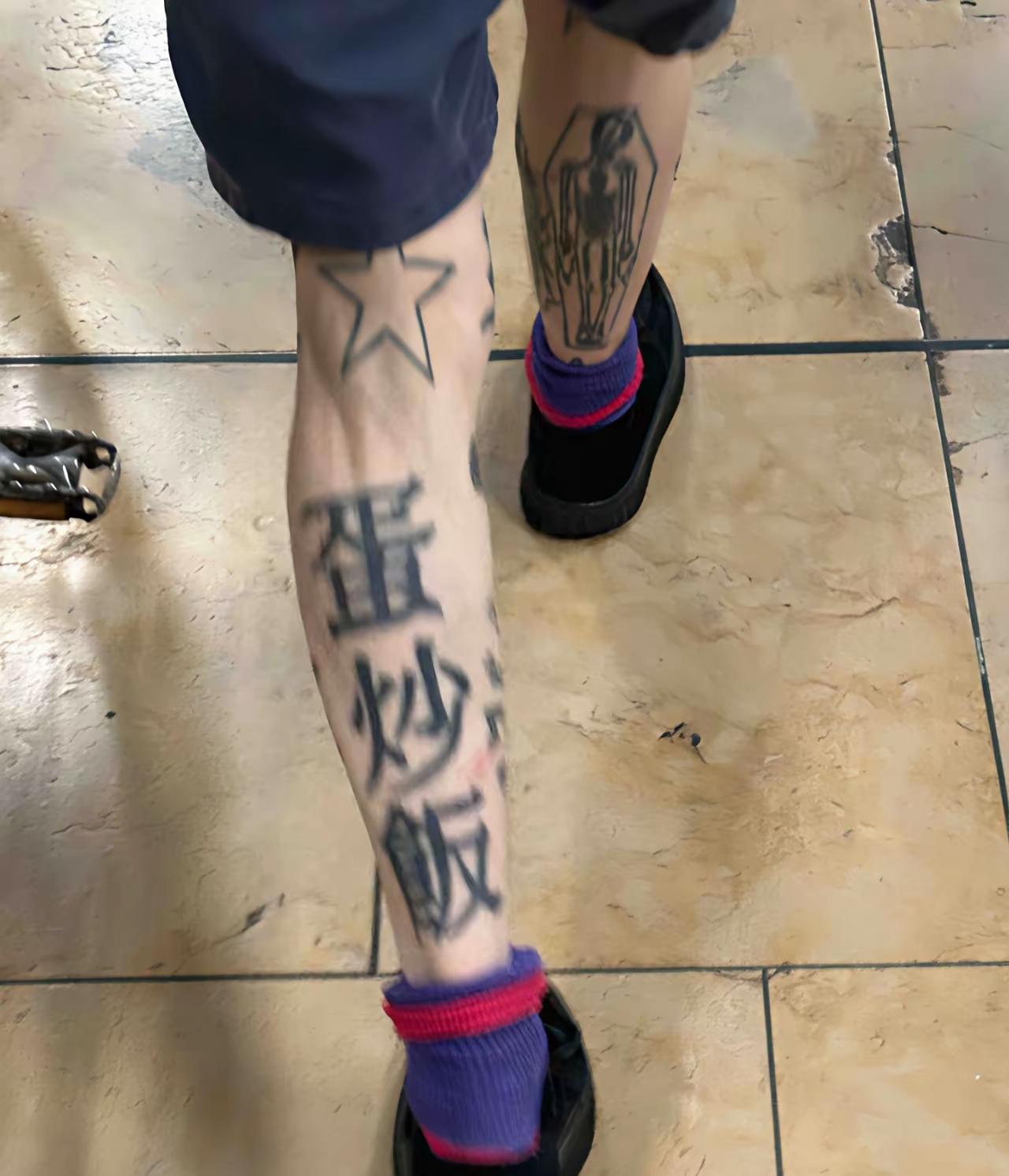 纹龙画虎的见多了，纹文字的本来就不多，这个直接纹一个“蛋炒饭”就更是前所未见了，