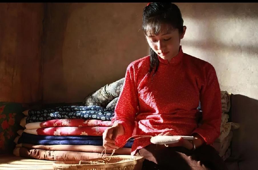 村里的老光棍终于成家了，大家等着吃喜酒。没想到他请人写了两副对子，放了挂鞭炮就把