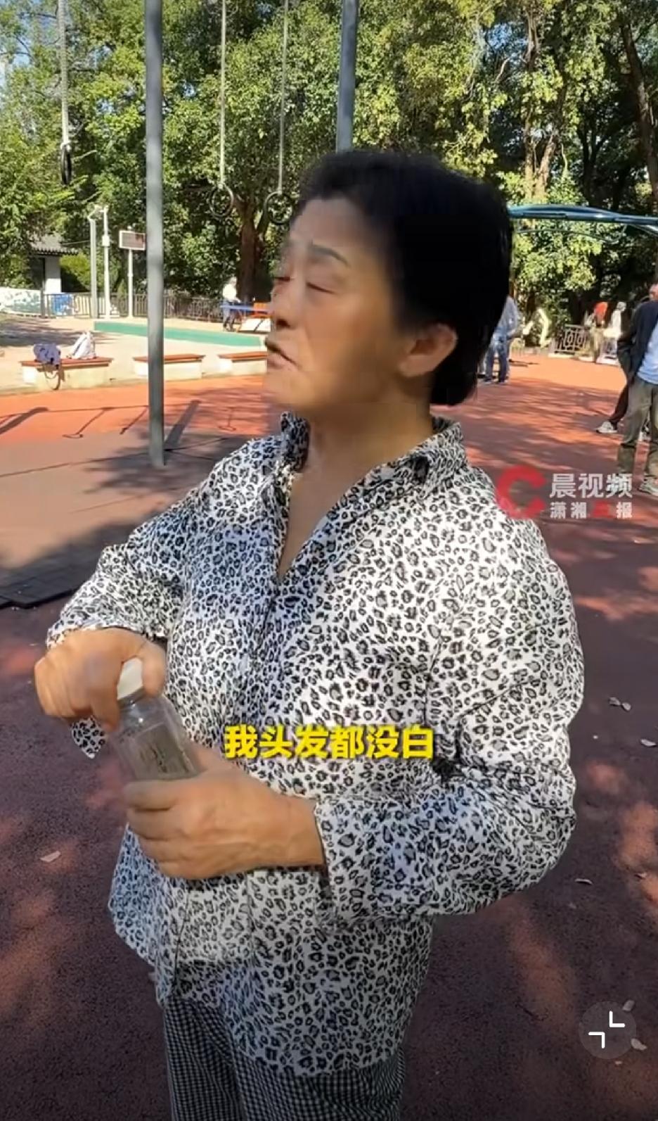 这老奶奶真厉害，
全家人都不锻炼，
75岁的她坚持锻炼，糖尿病都稳定吗。她每天3