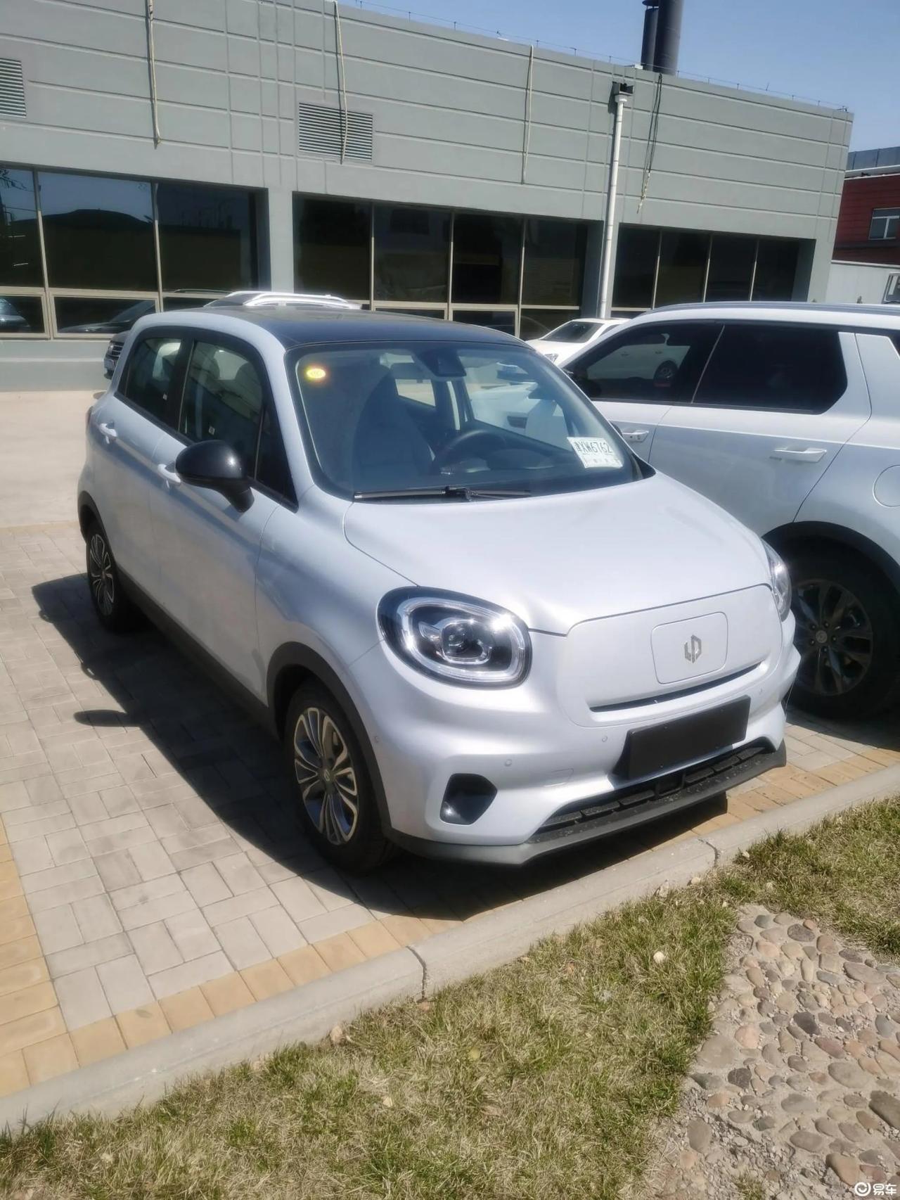 【车主：空间部分，对于一个女生来说，我感觉空间挺足的】
零跑T03 2021款豪