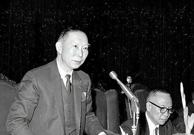 1993 年，97 岁的薛岳被推上法庭受审。
1993年，97岁的薛岳卷入一场租