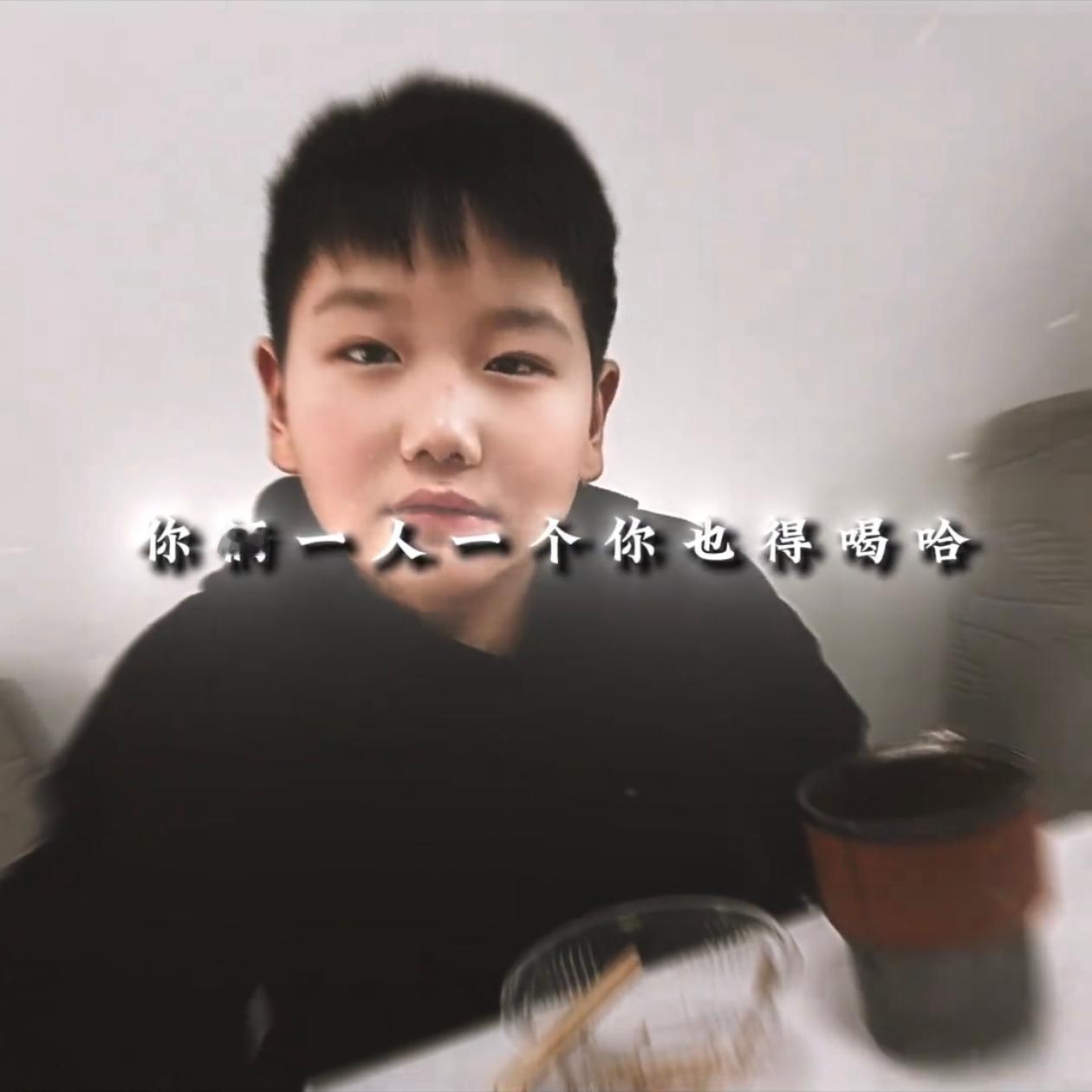 河南一妈妈给儿子买牛奶补身高，发现孩子天天没喝，全送给班上同学了，问起来才知道那