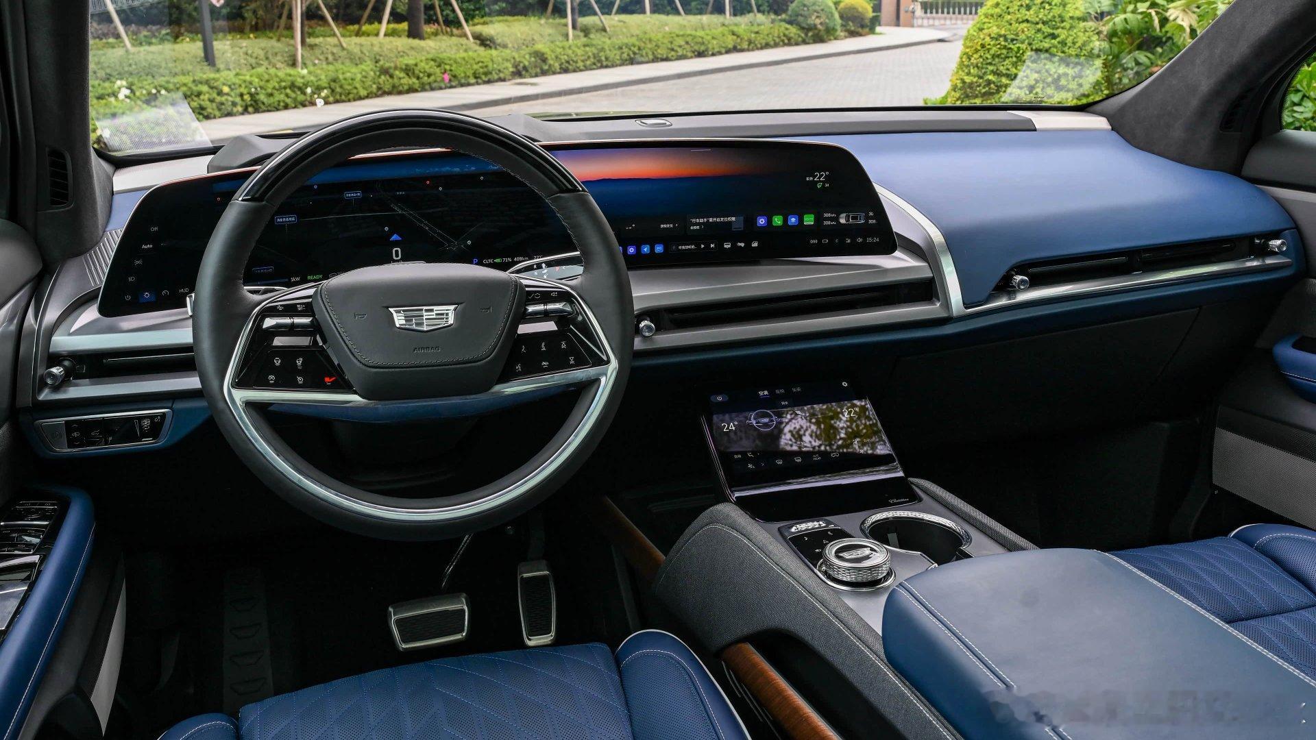 奔驰和宝马步子迈得太大，奥迪又太慢，这让凯迪拉克成为现在传统豪华品牌中难得的帅哥