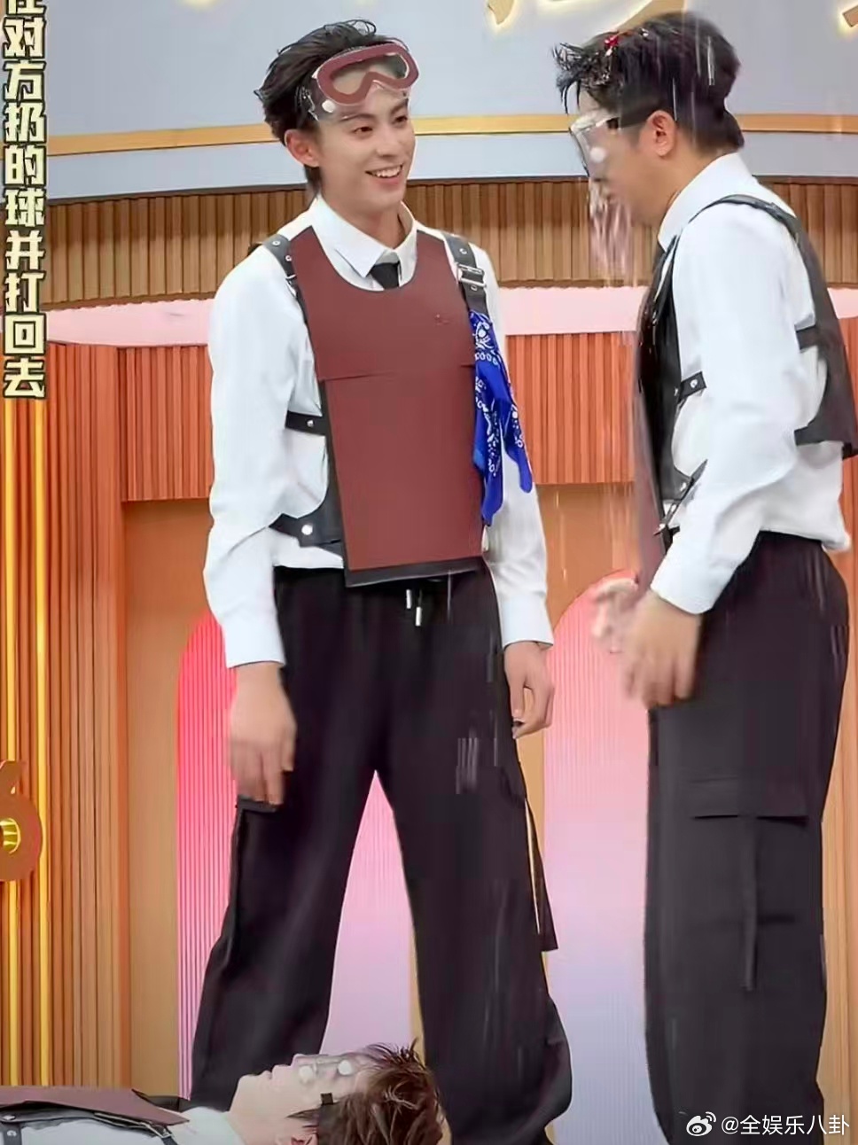 杨迪故意把魏大勋的任务卡藏进火锅道具里，魏大勋反手把杨迪的假发吹到何炅脸上！终究