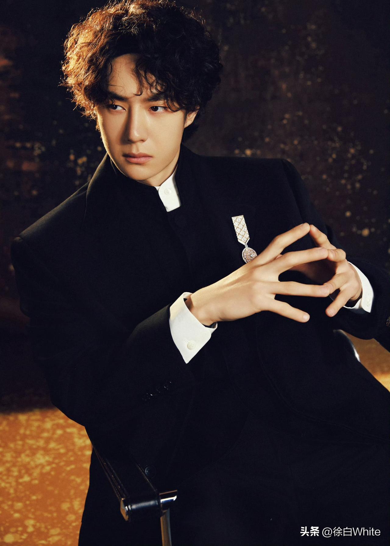 2月5日，王一博是不是戴的假发套？
王一博之前发际线是方形的，今天变成了圆弧形，