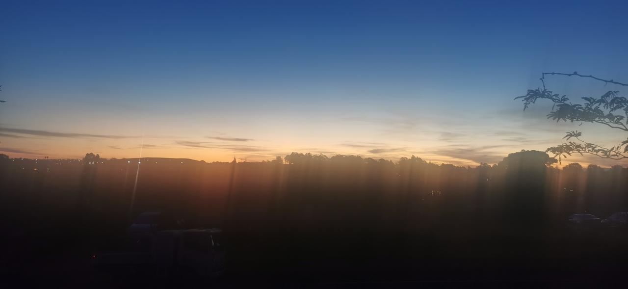 奥克兰当地时间21点20分，天空还是一片晚霞！