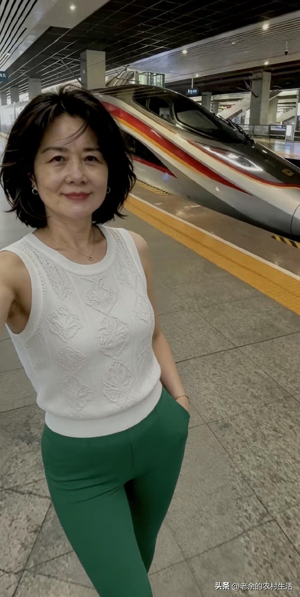 活了大半辈子
终于悟明白一件事
就是那些情呀爱呀什么的
都算个屁
你不吃不喝要死