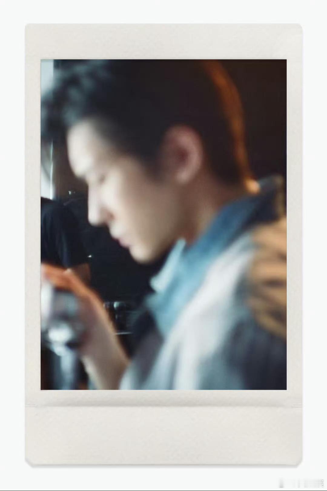 巩俐易烊千玺互拍没对上焦两个人依旧很权威，侧脸好有氛围感 ​​​