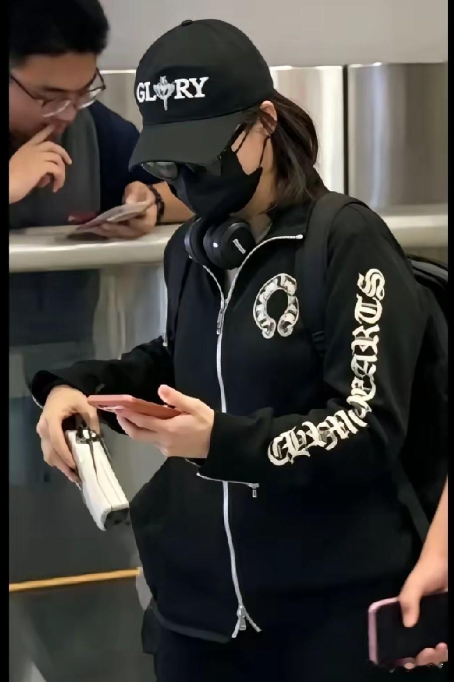 谢贤去世，张柏芝首露面，发现其身穿黑色夹克外套与公公生前穿的是同款，说明平时柏芝