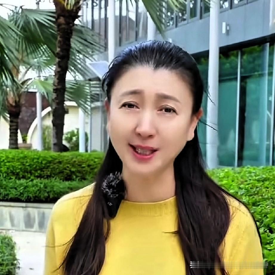 闫学晶的心灵鸡汤再度来袭。这次，她的人生感悟并非仅针对女性朋友，而是面向所有网民