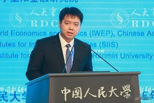 浙大26岁博导不算什么
他才是真的牛人哦
他可是中国人民大学
全球领导力学院院长