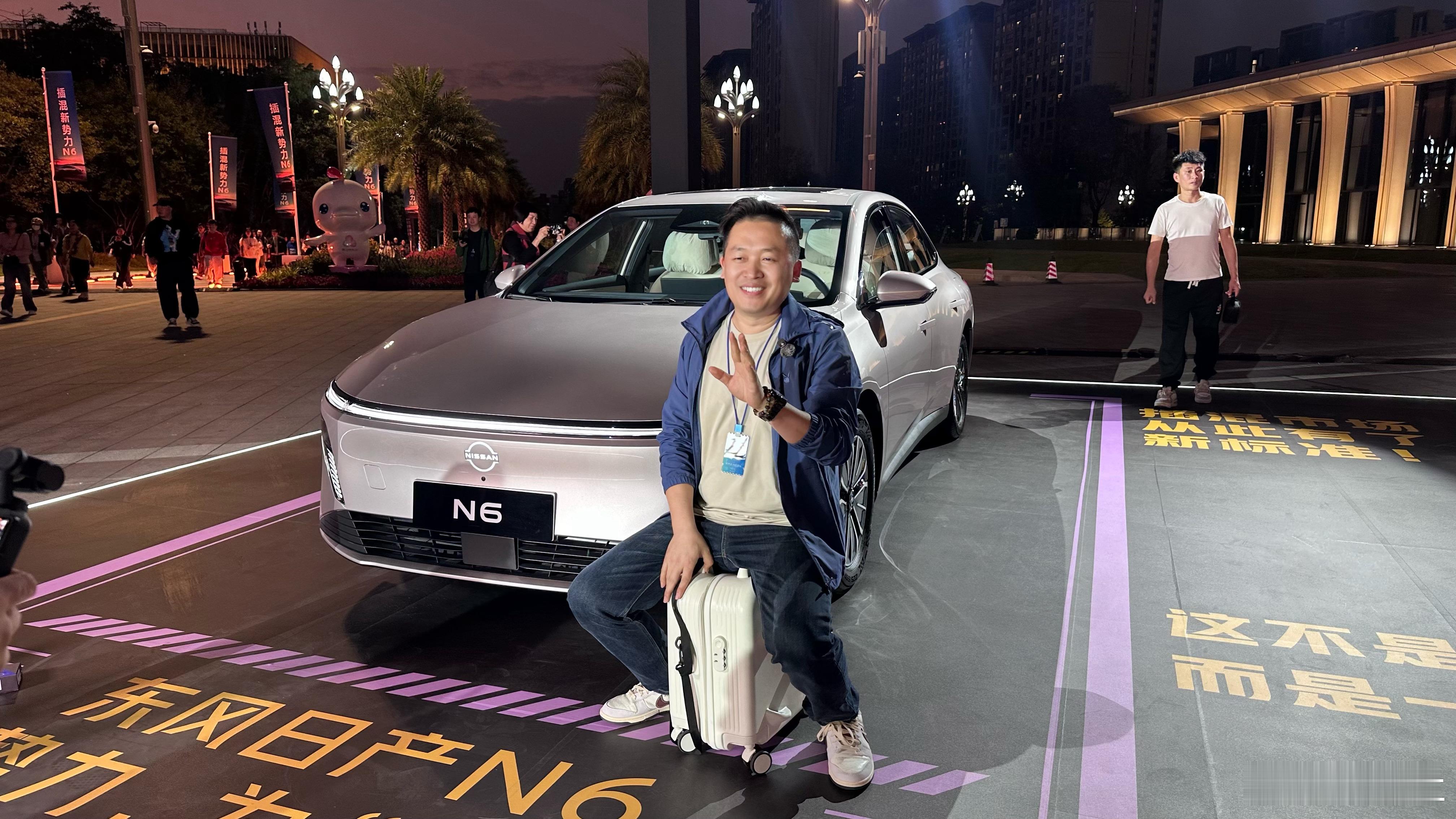 东风日产大沙发厂真会玩，N6上市发布会现场完全是影院级别，舒服窝在沙发里，一杯爆