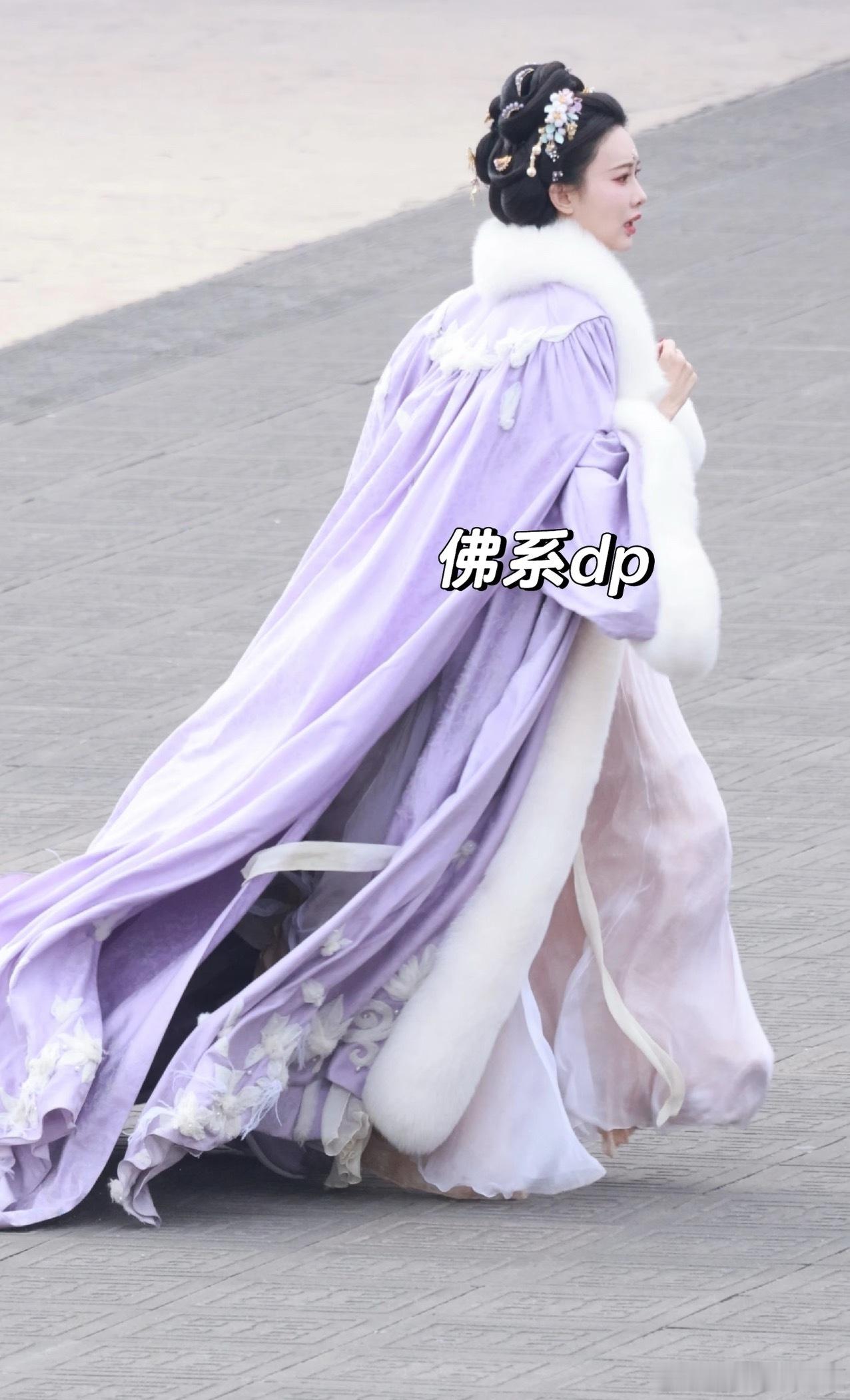 孟子义尚公主新造型，这个紫色的披风好看！ 