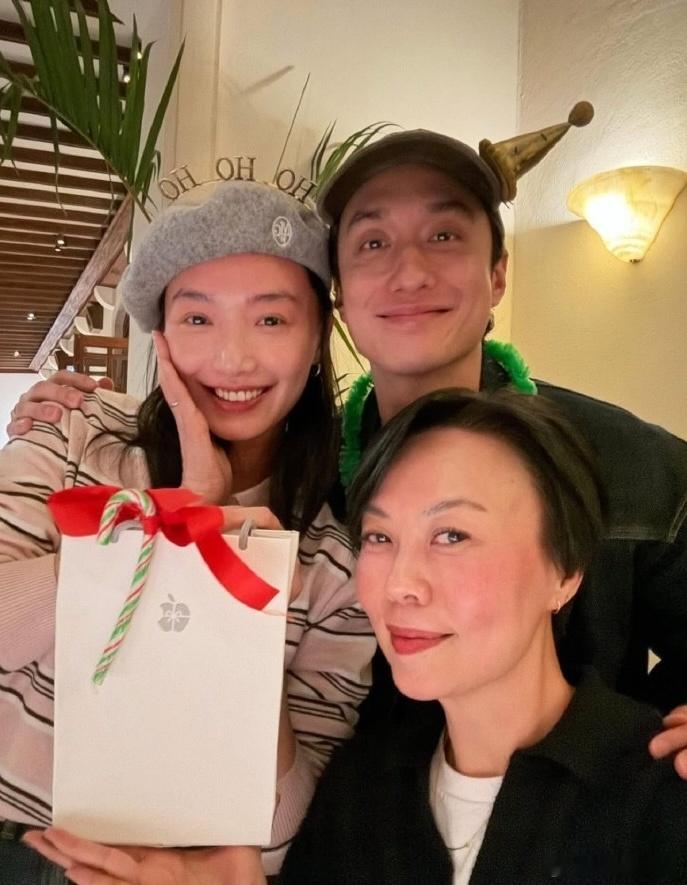 刘俊谦蔡思韵婚后合照刘俊谦蔡思韵婚后首同框 刘俊谦、蔡思韵婚后合照🈶，这溢出屏