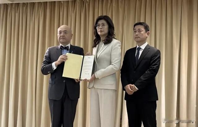 仅这一个动作，即可揭开此人的假面纱

       什么两岸和平，什么统一不能一