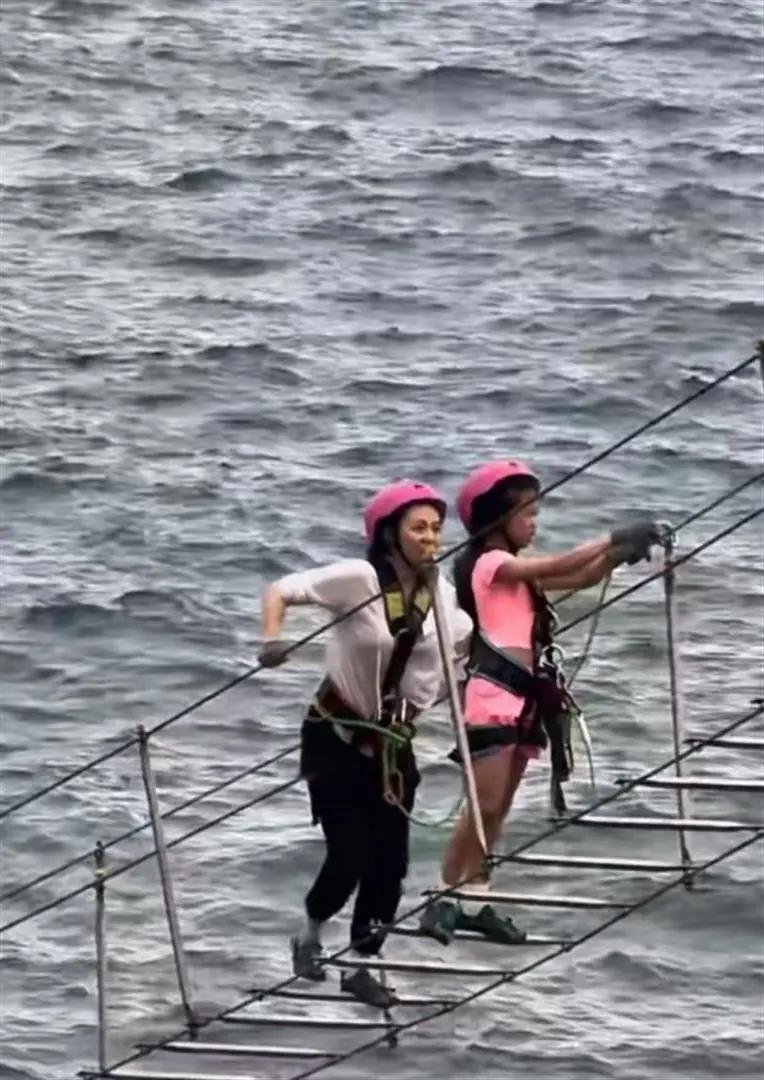 章子怡带女挑战飞拉达：超前教育的背后，是当代育儿的清醒
 
章子怡又上热搜了，这