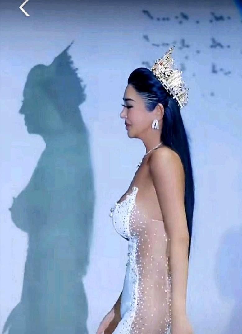 刘雪冰周末在上海一场品牌大秀里穿了一条白纱礼服登台，照片一挂上微博热搜十分钟阅读