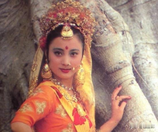 1997年，李玲玉嫁给犹太富豪杰瑞，新婚夜，李玲玉开玩笑地说：“你就不怕我嫁给你