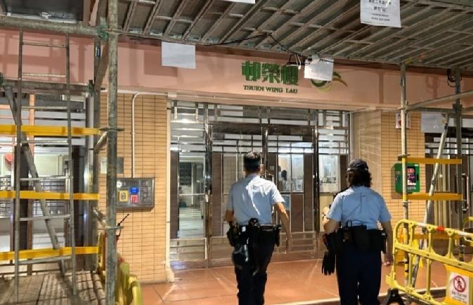 昨晚（5日）晚上 10时许，有途人途经励香港德邨道2至38号邨荣楼对开时，发现一