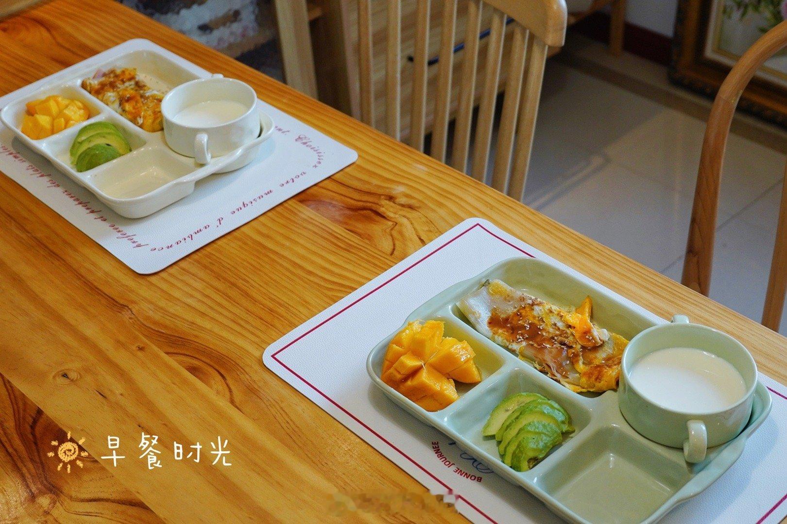 早啊！今天早餐吃烤冷面。看图就知道做法了吧，自带灵魂酱汁。火腿肠，午餐肉，甚至火