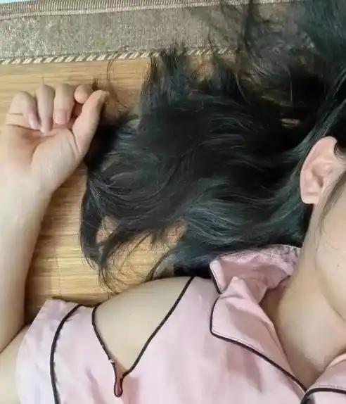 [太阳]安徽马鞍山，一男子在网上约女网友开房，谈好价格后两个人就来了酒店，男子看