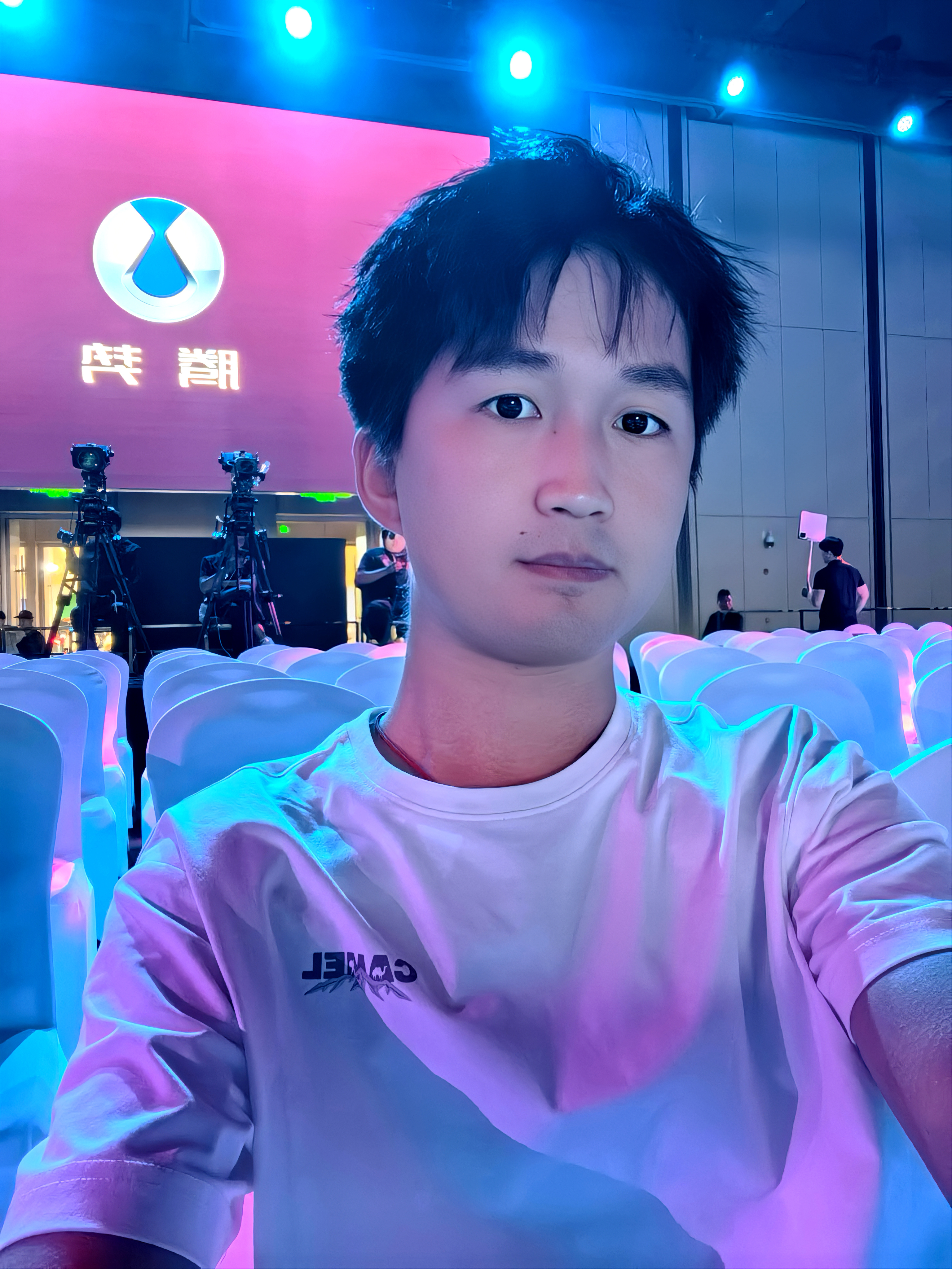 刚坐下发现我今天这一身穿的真对啊！不约而同的和腾势发布会座椅穿的颜色一样🤣20