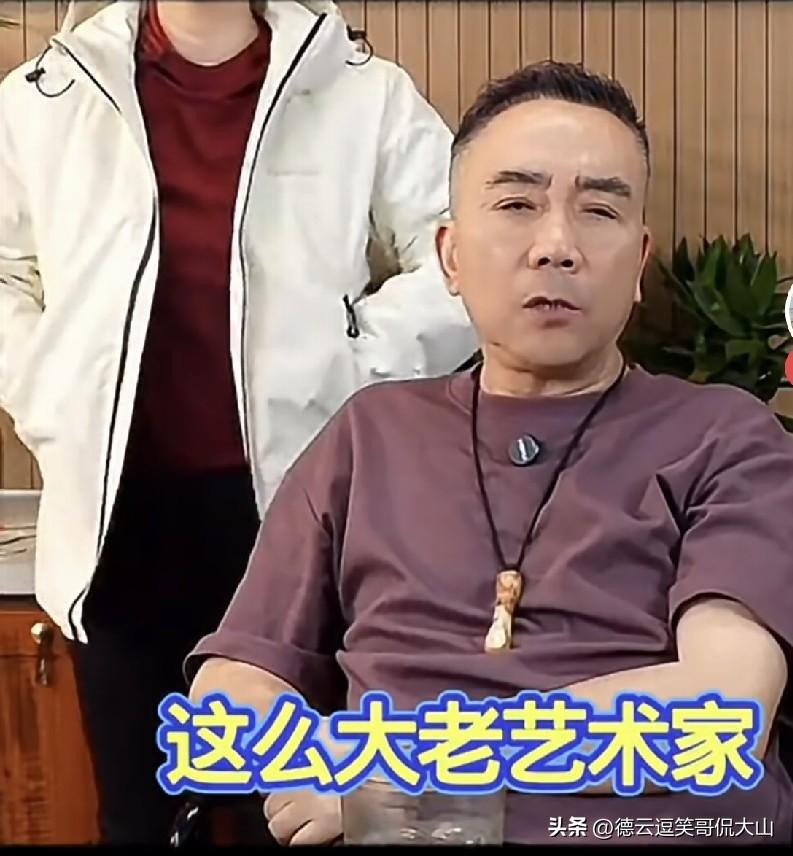 曝有人喊杨老五做大老艺术家，他立马摆手说，我哪里老了，我才六十多。有网友说这他体