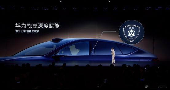 阿维塔12 新款首次把华为乾崑刻印在车窗B柱附近，表明自己与华为更为深度合作的身