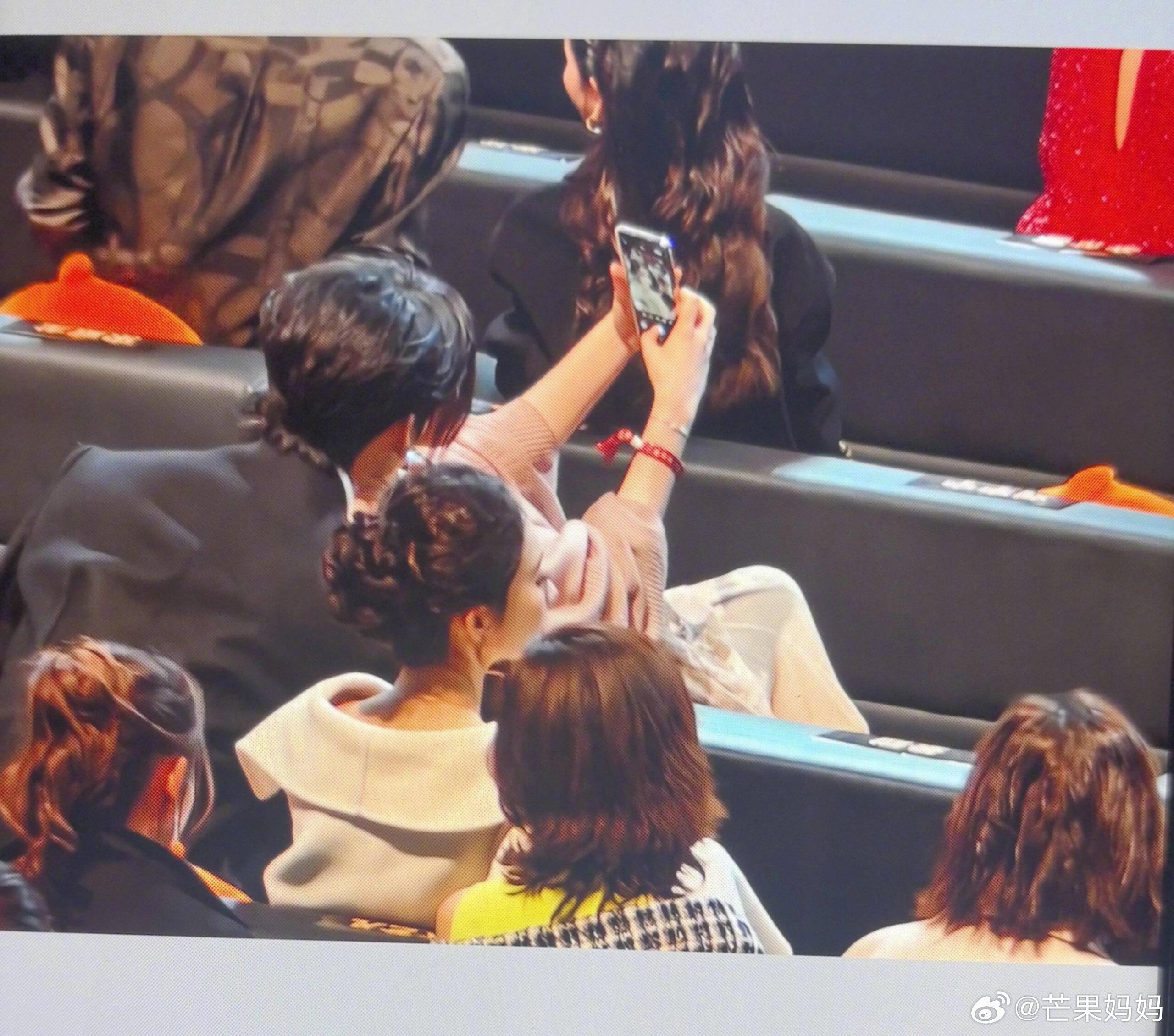 微博之夜内场陈妍希周柯宇牵手陈妍希周柯宇在内场自拍，蹲姐姐和小狗的合照2025微