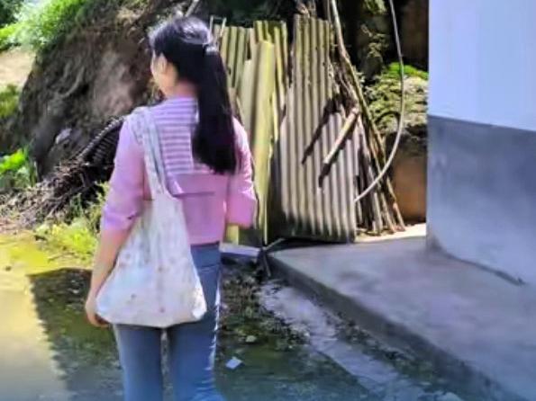 55岁的男子，
抛妻弃女追旧爱有多惨？
刘某今年55岁，
年轻时是油田公司的工程