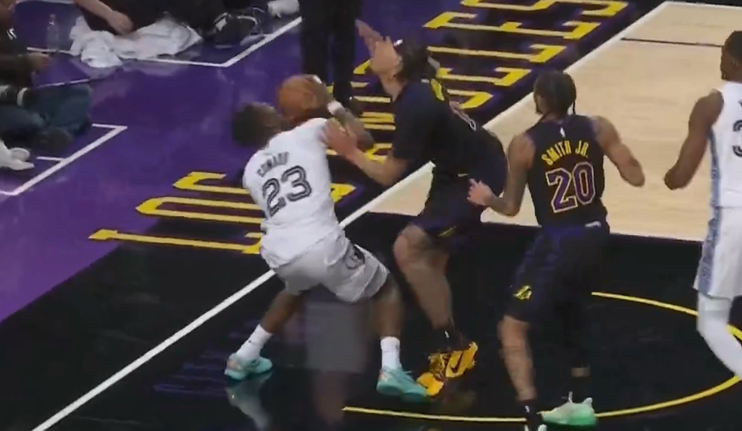 小海斯遭受攻击