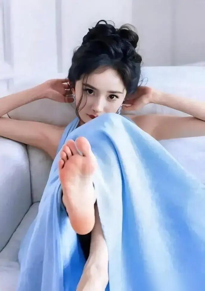 杨幂大婚当天，全网竟然都在盯着她的脚，可她却亲手把“脚臭”这个黑料甩在了桌面上！