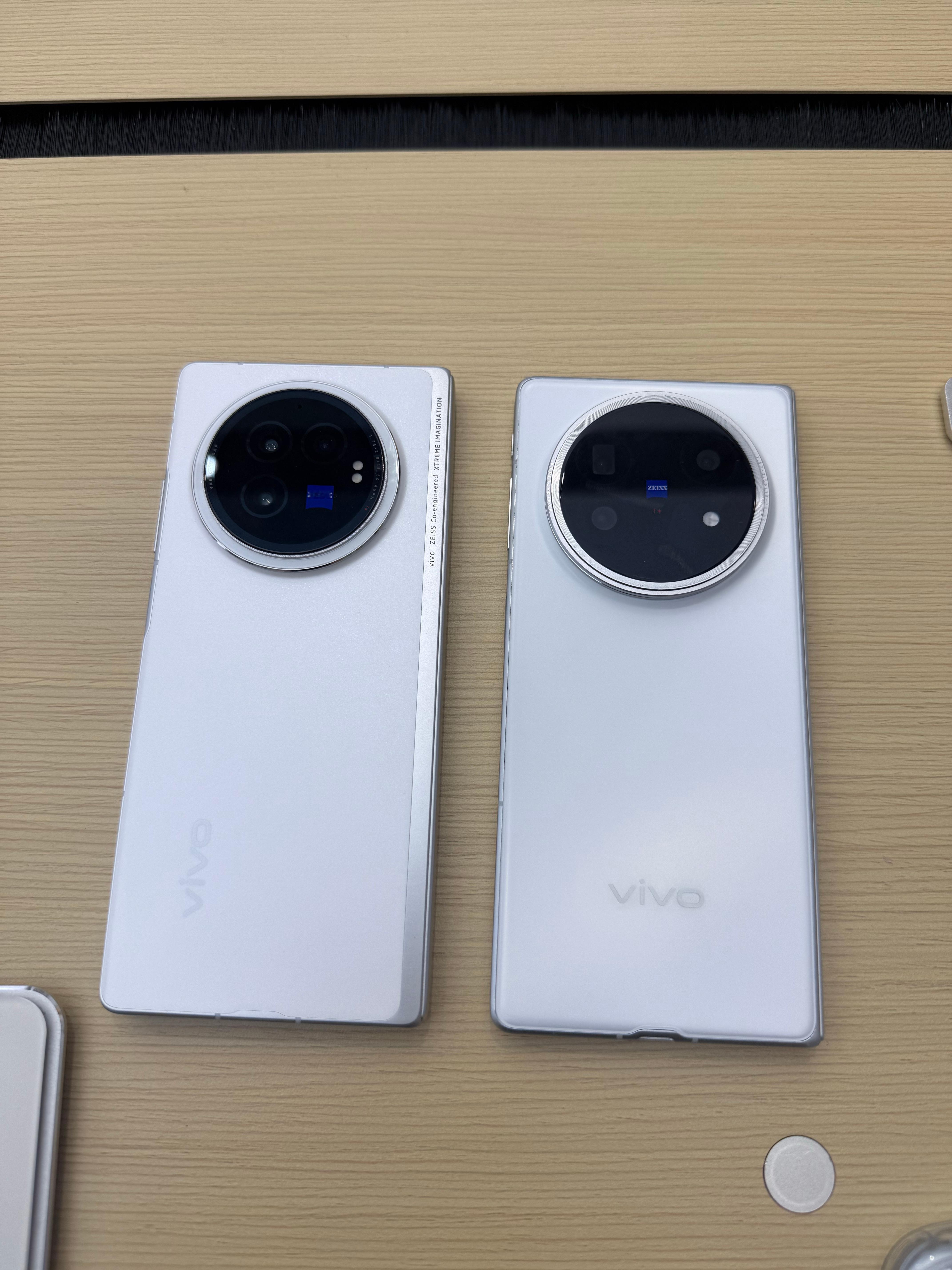 vivo x Fold 5确实比vivo x Fold 3轻薄，功能也更全面，尤